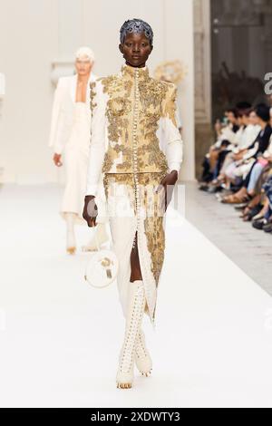 Paris, Frankreich. Juni 2024. THOM BROWNE Haute Couture Herbst/Winter 2024-2025 Runway während der Paris Haute Couture Fashion Week am 2024. Juni - Paris, Frankreich 24/06/2024 Credit: dpa/Alamy Live News Stockfoto