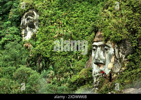 Riesige Gesichter, die die Charaktere von Toar und Lumimuut illustrieren, Vorfahren der Minahasan nach lokaler Mythologie. Nord-Sulawesi, Indonesien. Stockfoto