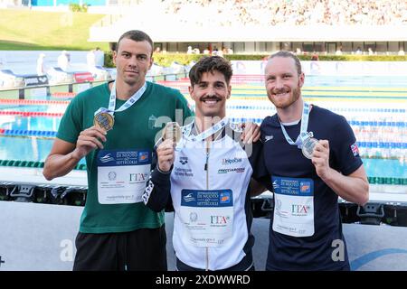 Rom, Italien. Juni 2024. Matteo Restivo (ITA) (C), Luke Greenbank (GBR) (R) und Benedek Kovacs (HUN) (L) posieren mit ihren Medaillen für das Siegerpodest der Männer des 200-m-Rückschlags bei den 60. Settecolli Swimming Internationals. Quelle: SOPA Images Limited/Alamy Live News Stockfoto