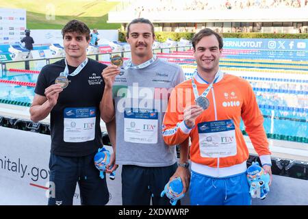 Rom, Italien. Juni 2024. Thomas Ceccon (ITA) (C), Nyls Korstanje (NED) (R) und Lorenzo Gargani (ITA) (L) posieren mit ihren Medaillen für das Männerpodium des 50-m-Schmetterlings bei den 60. Settecolli Swimming Internationals. Quelle: SOPA Images Limited/Alamy Live News Stockfoto