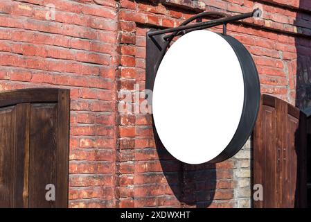 Leeres Weißes Modell Des Street Store Round Vintage-Schilds An Einer Alten Roten Ziegelmauer Stockfoto