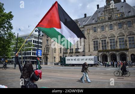 Rotterdam, Niederlande. Juni 2024. Ein LKW mit einer Nachbildung eines Hamas-Tunnels von Rachel Migler soll die Notlage der Israelis hervorheben, die infolge des Gaza-Konflikts als Geiseln genommen wurden. (Foto: Mouneb Taim/INA Photo Agency/SIPA USA Credit: SIPA USA/Alamy Live News Stockfoto