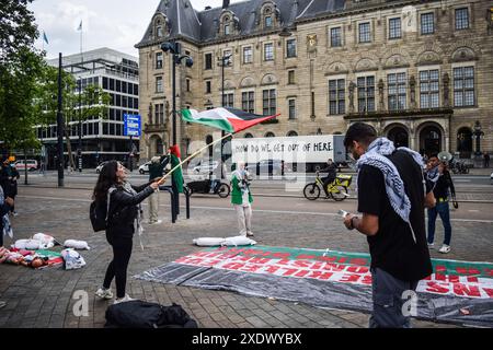 Rotterdam, Niederlande. Juni 2024. Pro-Palästinenser veranstaltete eine Demonstration in der Nähe eines Nachbaus eines Hamas-Tunnels der Künstlerin Rachel Migler, um die Notlage der Israelis zu verdeutlichen, die infolge des Gaza-Konflikts als Geiseln genommen wurden. (Foto: Mouneb Taim/INA Photo Agency/SIPA USA) Credit: SIPA USA/Alamy Live News Stockfoto