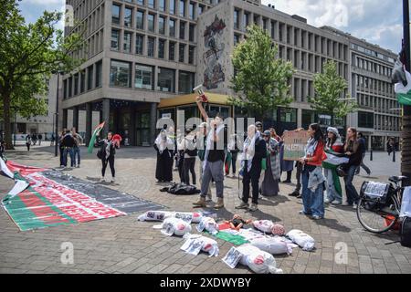 Rotterdam, Niederlande. Juni 2024. Pro-Palästinenser veranstaltete eine Demonstration in der Nähe eines Nachbaus eines Hamas-Tunnels der Künstlerin Rachel Migler, um die Notlage der Israelis zu verdeutlichen, die infolge des Gaza-Konflikts als Geiseln genommen wurden. (Foto: Mouneb Taim/INA Photo Agency/SIPA USA) Credit: SIPA USA/Alamy Live News Stockfoto