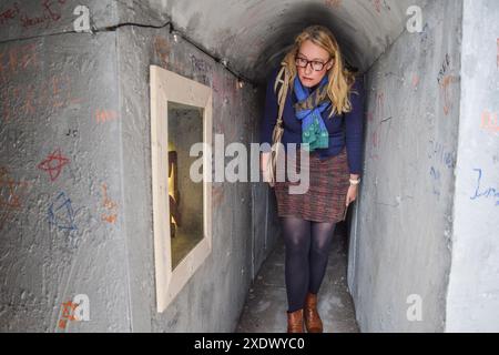 Rotterdam, Niederlande. Juni 2024. Ein Besucher in einem Nachbau eines Hamas-Tunnels auf einem LKW der Künstlerin Rachel Migler möchte die Notlage der Israelis hervorheben, die infolge des Gaza-Konflikts als Geiseln genommen wurden. (Foto: Mouneb Taim/INA Photo Agency/SIPA USA) Credit: SIPA USA/Alamy Live News Stockfoto