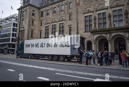 Rotterdam, Niederlande. Juni 2024. Ein LKW mit einer Nachbildung eines Hamas-Tunnels von Rachel Migler soll die Notlage der Israelis hervorheben, die infolge des Gaza-Konflikts als Geiseln genommen wurden. (Foto: Mouneb Taim/INA Photo Agency/SIPA USA Credit: SIPA USA/Alamy Live News Stockfoto