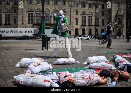 Rotterdam, Niederlande. Juni 2024. Pro-Palästinenser veranstaltete eine Demonstration in der Nähe eines Nachbaus eines Hamas-Tunnels der Künstlerin Rachel Migler, um die Notlage der Israelis zu verdeutlichen, die infolge des Gaza-Konflikts als Geiseln genommen wurden. (Foto: Mouneb Taim/INA Photo Agency/SIPA USA) Credit: SIPA USA/Alamy Live News Stockfoto