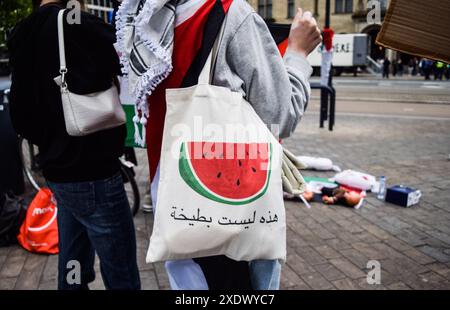 Rotterdam, Niederlande. Juni 2024. Ein Demonstrant, der eine Tasche mit Wassermelone trägt, als Teil des Widerstands und der Solidarität mit den Palästinensern, in Rotterdam, Niederlande. (Foto: Mouneb Taim/INA Photo Agency/SIPA USA) Credit: SIPA USA/Alamy Live News Stockfoto