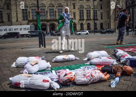 Rotterdam, Niederlande. Juni 2024. Pro-Palästinenser veranstaltete eine Demonstration in der Nähe eines Nachbaus eines Hamas-Tunnels der Künstlerin Rachel Migler, um die Notlage der Israelis zu verdeutlichen, die infolge des Gaza-Konflikts als Geiseln genommen wurden. (Foto: Mouneb Taim/INA Photo Agency/SIPA USA) Credit: SIPA USA/Alamy Live News Stockfoto