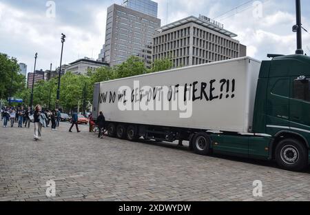 Rotterdam, Niederlande. Juni 2024. Ein LKW mit einer Nachbildung eines Hamas-Tunnels von Rachel Migler soll die Notlage der Israelis hervorheben, die infolge des Gaza-Konflikts als Geiseln genommen wurden. (Foto: Mouneb Taim/INA Photo Agency/SIPA USA Credit: SIPA USA/Alamy Live News Stockfoto