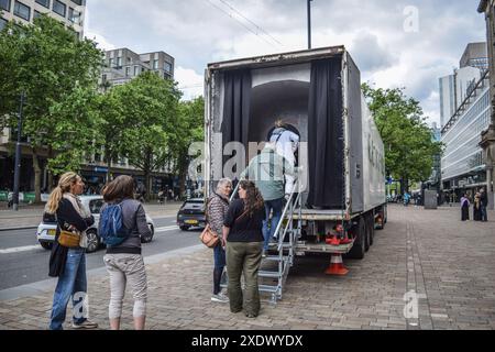 Rotterdam, Niederlande. Juni 2024. Die Nachbildung eines Hamas-Tunnels der Künstlerin Rachel Migler soll die Notlage der Israelis hervorheben, die infolge des Gaza-Konflikts als Geiseln genommen wurden. (Foto: Mouneb Taim/INA Photo Agency/SIPA USA) Credit: SIPA USA/Alamy Live News Stockfoto