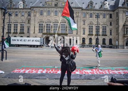 Rotterdam, Niederlande. Juni 2024. Pro-Palästinenser veranstaltete eine Demonstration in der Nähe eines Nachbaus eines Hamas-Tunnels der Künstlerin Rachel Migler, um die Notlage der Israelis zu verdeutlichen, die infolge des Gaza-Konflikts als Geiseln genommen wurden. (Foto: Mouneb Taim/INA Photo Agency/SIPA USA) Credit: SIPA USA/Alamy Live News Stockfoto