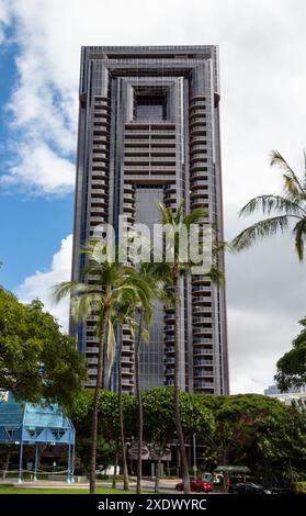 Honolulu, Hawaii - 23. Februar 2024: Einer der beiden Aparmentstürme, aus denen der One Waterfront Towers Complex besteht, befindet sich in der 425 South St, Honolu Stockfoto