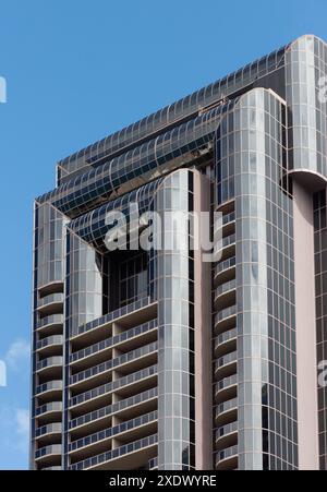 Honolulu, Hawaii - 23. Februar 2024: Einer der beiden Aparmentstürme, aus denen der One Waterfront Towers Complex besteht, befindet sich in der 425 South St, Honolu Stockfoto