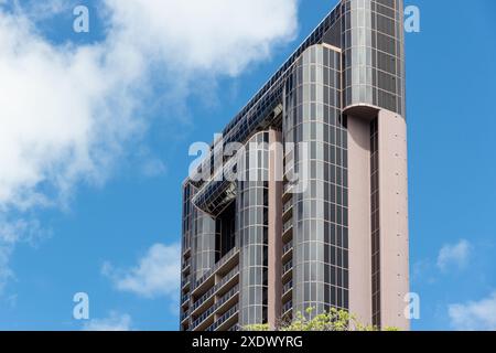 Honolulu, Hawaii - 23. Februar 2024: Einer der beiden Aparmentstürme, aus denen der One Waterfront Towers Complex besteht, befindet sich in der 425 South St, Honolu Stockfoto