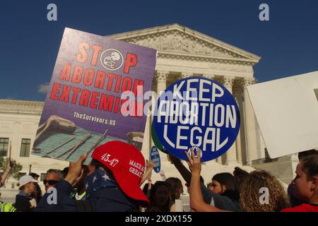 Washington, DC, USA. Juni 2024. Demonstranten auf beiden Seiten der Abtreibungsdebatte versammeln sich am 2. Jahrestag von Dobbs vor dem Obersten Gerichtshof. Stockfoto