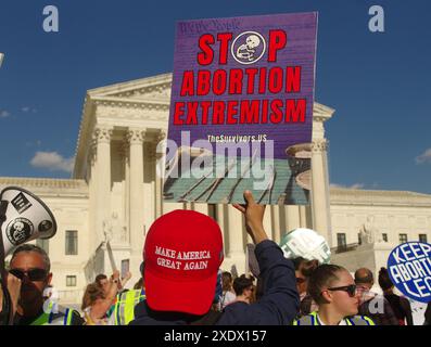 Washington, DC, USA. Juni 2024. Ein Unterstützer des ehemaligen Präsidenten Donald Trump hält bei einem Protest vor dem Obersten Gerichtshof ein Anti-Abtreibung-Zeichen hoch. Stockfoto