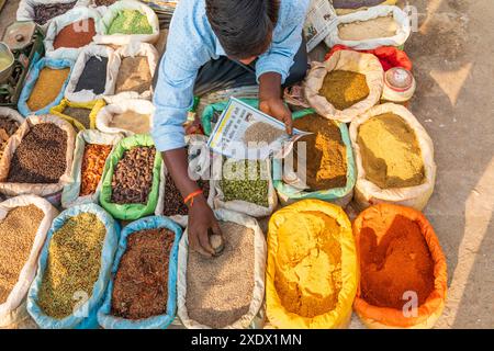 Indien, Uttar Pradesh, Varanasi, Bangali Tola. Verschiedene Gewürze zum Verkauf. Stockfoto