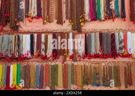 Indien, Uttar Pradesh, Varanasi, Bangali Tola. Perlenketten zum Verkauf. Stockfoto