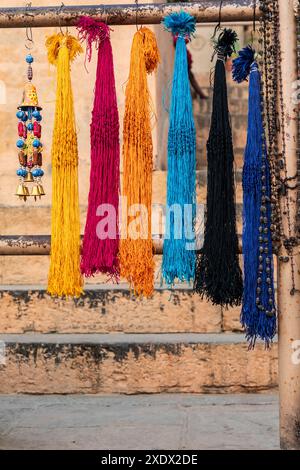 Indien, Uttar Pradesh, Varanasi, Bangali Tola. Dekorative Perlen zum Verkauf. Stockfoto