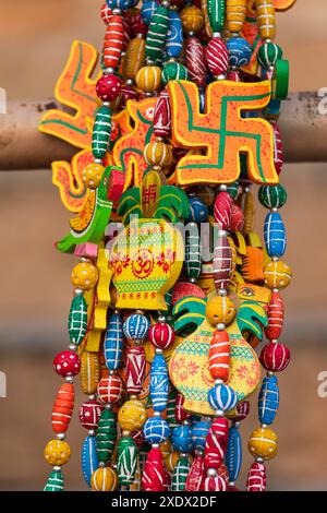 Indien, Uttar Pradesh, Varanasi, Bangali Tola. Dekorative Perlen zum Verkauf. Stockfoto