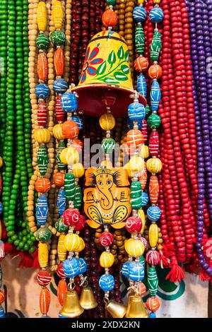 Indien, Uttar Pradesh, Varanasi, Bangali Tola. Bunte Perlen zum Verkauf. Stockfoto