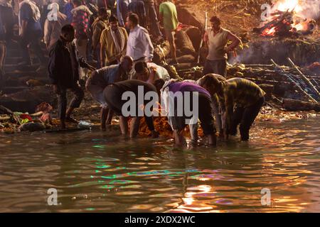 Indien, Uttar Pradesh, Varanasi. Die Leute bringen eine Leiche vor der Einäscherung in den Ganges. Stockfoto