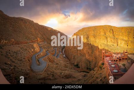 Landschaft mit Dades Gorge mit seinen gewundenen Straßen, dramatischen Sonnenuntergängen und zerklüfteter Berglandschaft. Stockfoto