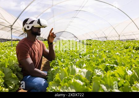 Mit dem VR-Headset kann der Landwirt den hydroponischen Gemüsegarten im Gewächshaus verwalten, den Kopierraum nutzen Stockfoto