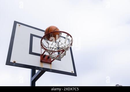 Punktestand, Basketball läuft während des Spiels im Freien durch den Basketball Stockfoto