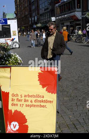 Schwedische Allgemeine Paarliamentswahlen am sonntag, September 17,2006, Wahlplakate und Kompainger, die die letzten Wähler auf ihrer Seite sehen, verschiedene politische Arbeiter IN malmoe Schweden, September 16,2006 Stockfoto