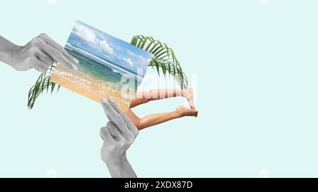 Eine menschliche Hand, die ein Foto mit einem Strand und einem blauen Himmel auf einem farbigen Hintergrund hält. Collage-Kunst Stockfoto