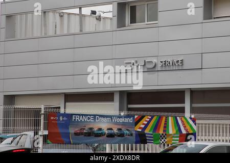 Bordeaux, Frankreich - 06 20 2024 : BYD Built Your Dream China Autohersteller Logo und Text Markenname Service auf Fassadenhändler Stockfoto