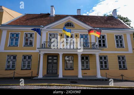 Tallinn, Estland. Juni 2024. Blick auf das Gebäude der Botschaft der Bundesrepublik Deutschland unter dem Domberg in der estnischen Hauptstadt, Credit: Jens Kalaene/dpa/Alamy Live News Stockfoto