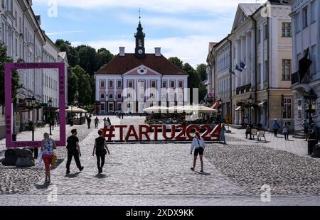 Tartu, Estland. Juni 2024. Das Schild „#Tartu2024“ steht auf dem Rathausplatz der Universitätsstadt. Sie ist die zweitgrößte Stadt Estlands und beherbergt die Universität Tartu, Estlands größte und älteste Universität. Tartu wird 2024 Kulturhauptstadt Europas sein. Quelle: Jens Kalaene/dpa/Alamy Live News Stockfoto