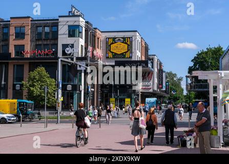 Tartu, Estland. Juni 2024. Neubauten mit Geschäften und Restaurants in der Universitätsstadt. Sie ist die zweitgrößte Stadt Estlands und beherbergt die Universität Tartu, Estlands größte und älteste Universität. Tartu wird 2024 Kulturhauptstadt Europas sein. Quelle: Jens Kalaene/dpa/Alamy Live News Stockfoto