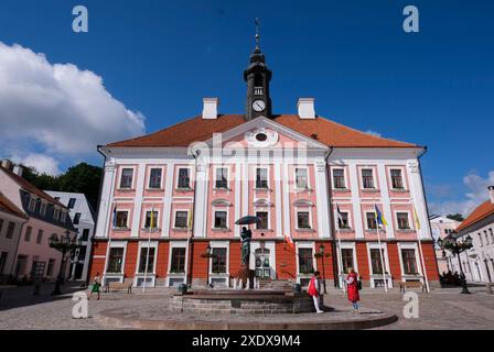 Tartu, Estland. Juni 2024. Das Rathaus der Universitätsstadt Tartu auf dem Rathausplatz. Sie ist die zweitgrößte Stadt Estlands und beherbergt die Universität Tartu, Estlands größte und älteste Universität. Tartu wird 2024 Kulturhauptstadt Europas sein. Quelle: Jens Kalaene/dpa/Alamy Live News Stockfoto