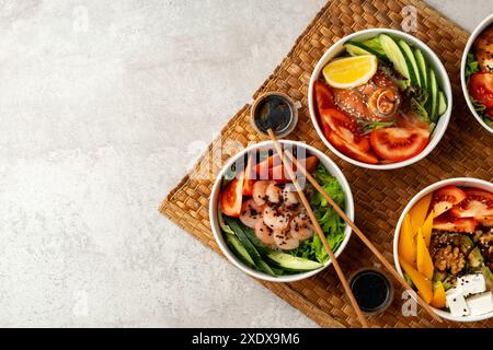 Frische Strohschale in Nahaufnahme auf Strohmatte Stockfoto