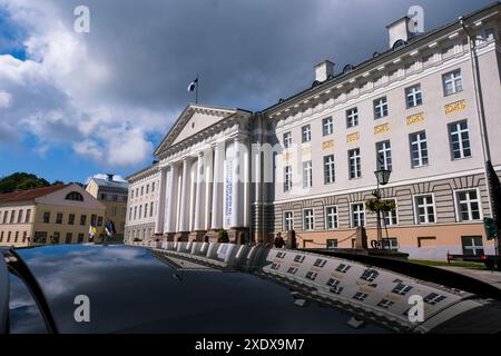 Tartu, Estland. Juni 2024. Die Fassade der Universität von Tartu spiegelt sich im Dach eines Autos. Sie ist Estlands größte und älteste Universität. Quelle: Jens Kalaene/dpa/Alamy Live News Stockfoto