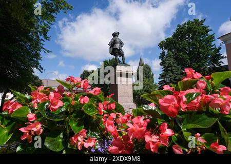 Tartu, Estland. Juni 2024. Das Denkmal für Gustav II. Adolf, König von Schweden, in der Altstadt. 1992 enthüllten der schwedische König Karl XVI. Gustav und Königin Silvia ein neues Denkmal. Quelle: Jens Kalaene/dpa/Alamy Live News Stockfoto