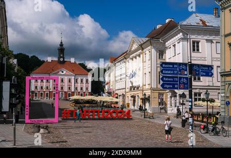 Tartu, Estland. Juni 2024. Der Schriftzug '#Tartu2024' steht auf dem Rathausplatz der Universitätsstadt. Tartu wird 2024 Kulturhauptstadt Europas sein. Sie ist die zweitgrößte Stadt Estlands und beherbergt die Universität Tartu, Estlands größte und älteste Universität. Quelle: Jens Kalaene/dpa/Alamy Live News Stockfoto