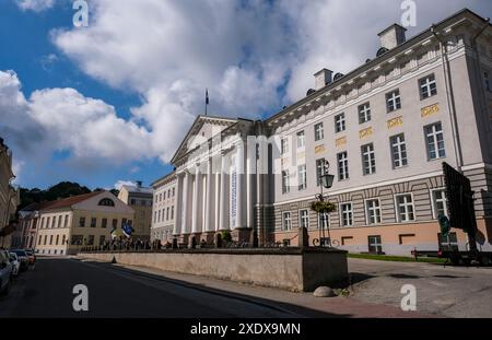 Tartu, Estland. Juni 2024. Die Fassade der Universität von Tartu spiegelt sich im Dach eines Autos. Sie ist Estlands größte und älteste Universität. Quelle: Jens Kalaene/dpa/Alamy Live News Stockfoto