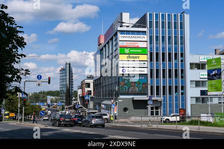 Tartu, Estland. Juni 2024. Neubauten mit Geschäften und Restaurants in der Universitätsstadt. Sie ist die zweitgrößte Stadt Estlands und beherbergt die Universität Tartu, Estlands größte und älteste Universität. Tartu wird 2024 Kulturhauptstadt Europas sein. Quelle: Jens Kalaene/dpa/Alamy Live News Stockfoto