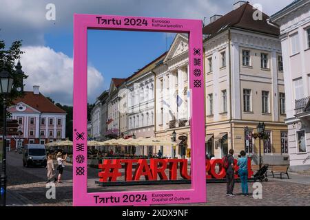 Tartu, Estland. Juni 2024. Der Schriftzug '#Tartu2024' steht auf dem Rathausplatz der Universitätsstadt. Tartu wird 2024 Kulturhauptstadt Europas sein. Sie ist die zweitgrößte Stadt Estlands und beherbergt die Universität Tartu, Estlands größte und älteste Universität. Quelle: Jens Kalaene/dpa/Alamy Live News Stockfoto