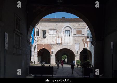 Romanischer gotischer Palazzo Broletto (Rathaus von Brescia) aus dem XII. Bis XIII. Jahrhundert auf der Piazza Paolo VI (Platz Paul VI) im historischen Zentrum von Brescia, Lomb Stockfoto