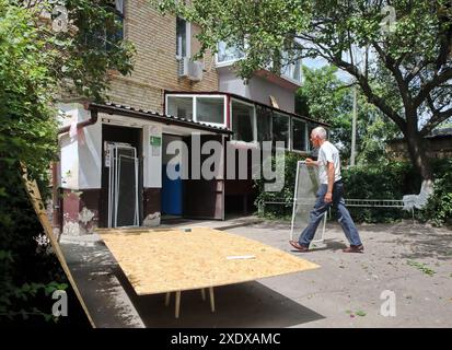 Nicht exklusiv: VASYLKIV, UKRAINE - 23. JUNI 2024 - Ein Mann läuft nach einem russischen Raketenangriff vor einem Wohnblock, Wasylkiv, Kiew, Norden Stockfoto