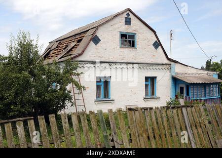 Nicht exklusiv: VASYLKIV, UKRAINE - 23. JUNI 2024 - Ein Haus wurde durch einen russischen Raketenangriff beschädigt, Wasylkiv, Kiew, Nordukraine. Sonntag Stockfoto