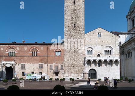 Romanischer Torre del Popolo (Volksturm) aus dem XII Jahrhundert und romanischer gotischer Palazzo Broletto (Rathaus von Brescia) aus dem XII. Bis XIII. Jahrhundert auf Pia Stockfoto