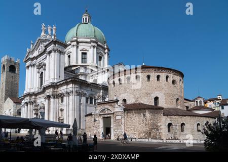 Romanischer Torre del Popolo (Volksturm) aus dem 2. Jahrhundert, barocker Duomo Nuovo (neue Kathedrale) Cattedrale estiva di Santa Maria Assunta von Giovanni Stockfoto