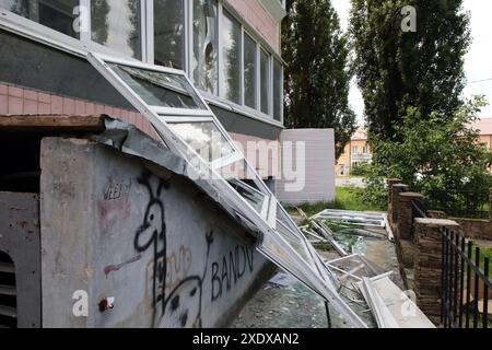 Nicht exklusiv: VASYLKIV, UKRAINE - 23. JUNI 2024 - nach einem russischen Raketenangriff, Va, liegen ausgerissene Fenster auf dem Boden vor einem Wohnblock Stockfoto